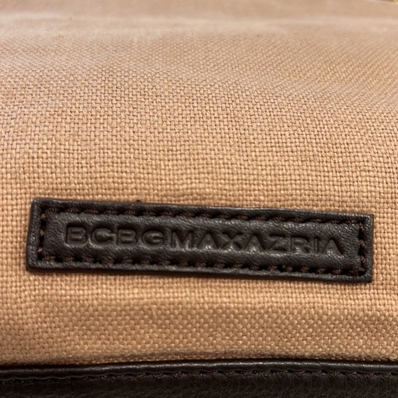 Crossed body purse or clutch. BCBG MAXAZRIA. - Picture 4 of 4